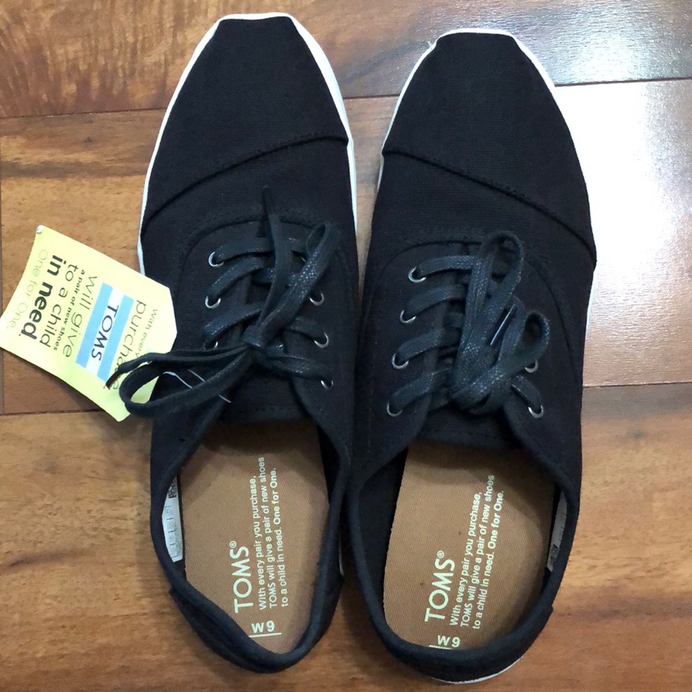 NWT toms W9